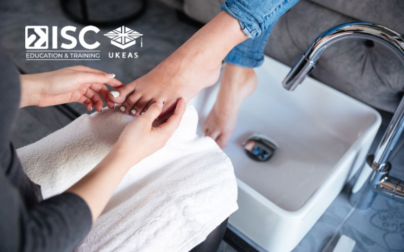 Một số công việc part-time phổ thông tại Anh là làm nails, nhà hàng, phụ bếp,...