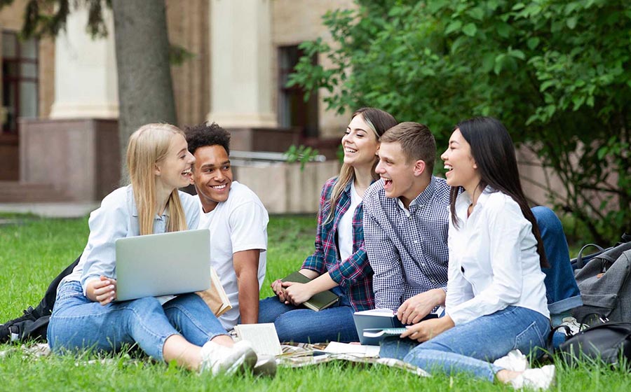 Sinh viên học tập tại UK