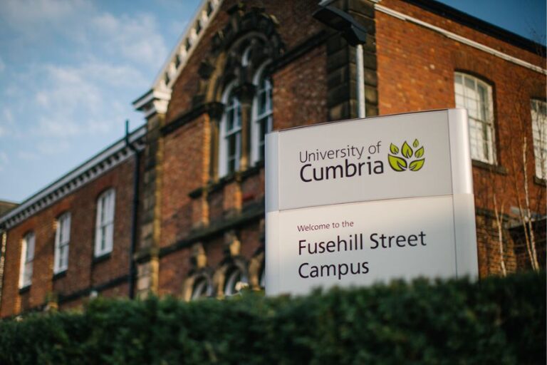 Đại học University of Cumbria | Tổng quan, học bổng và học phí mới nhất 2025