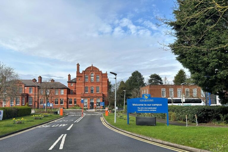 Đại học University of Buckingham | Tổng quan, học bổng và học phí mới nhất 2025