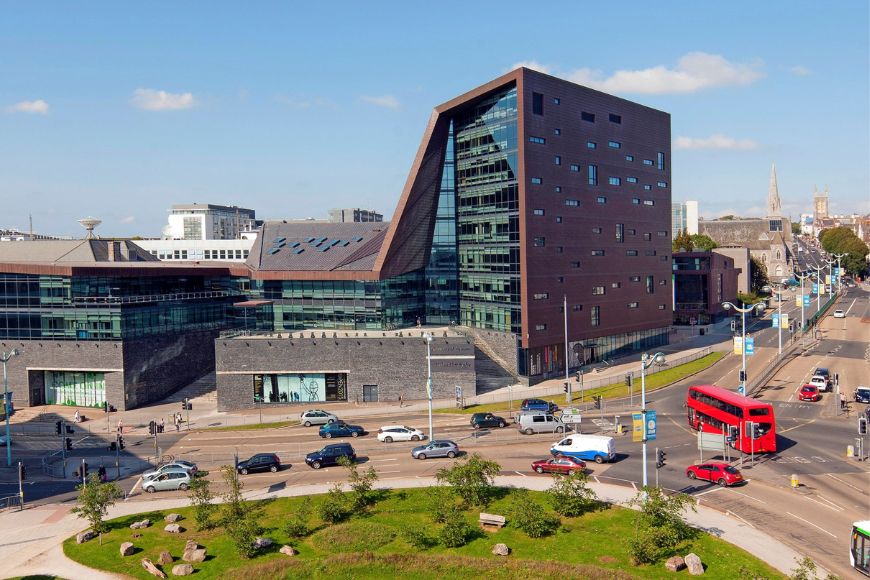 Đại học University of Plymouth hiện có bao nhiêu cơ sở?