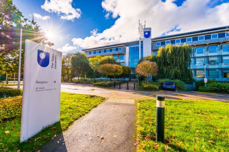 Đại học Mở The Open University UK | Tổng quan, học bổng và học phí mới nhất 2025