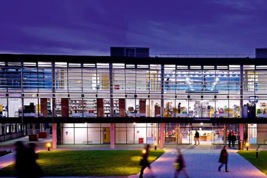 Tốt nghiệp đại học University of Brighton