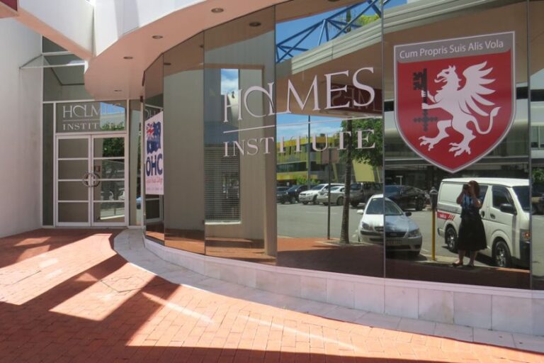 Học tại học viện Holmes Institute có tốt không? Cập nhật mới nhất 2025