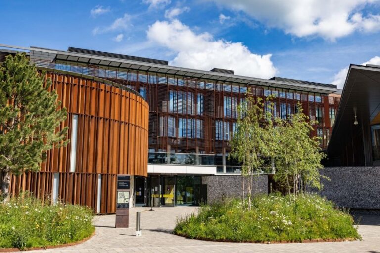 Đại học University of Winchester | Chương trình đào tạo và học phí mới nhất 2025
