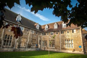 Đại học University of Gloucestershire | Tổng quan, học bổng và học phí mới nhất 2025