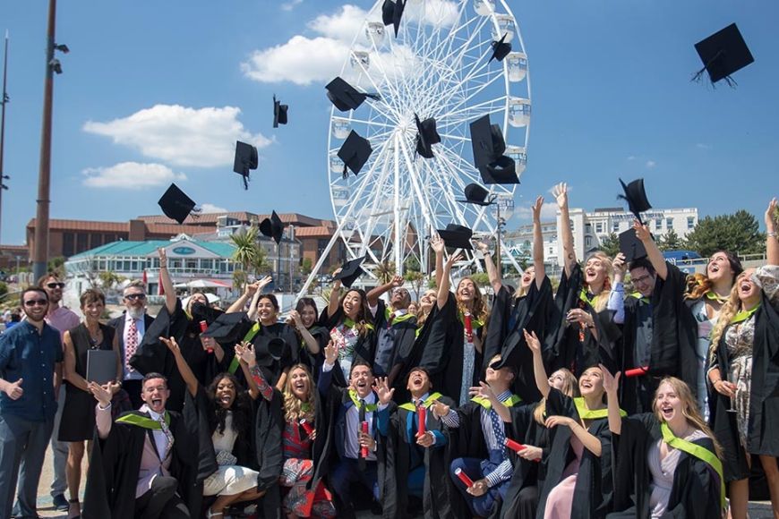 Tốt nghiệp đại học Arts University Bournemouth