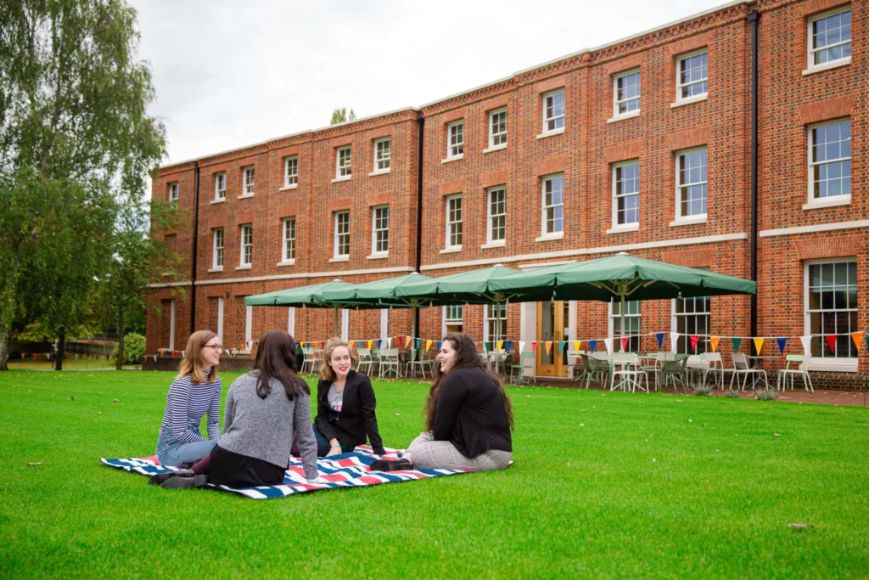 Chi phí học tập tại đại học University of Buckingham