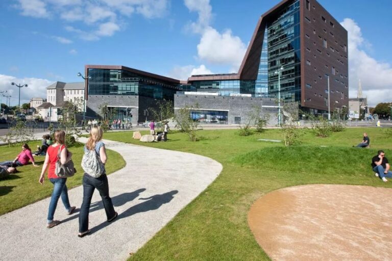 Đại học University of Plymouth | Tổng quan, học bổng và học phí mới nhất 2025