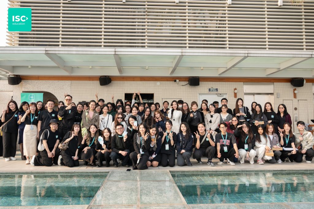 Đội ngũ tư vấn tại triển lãm du học Study World (ISC Education)