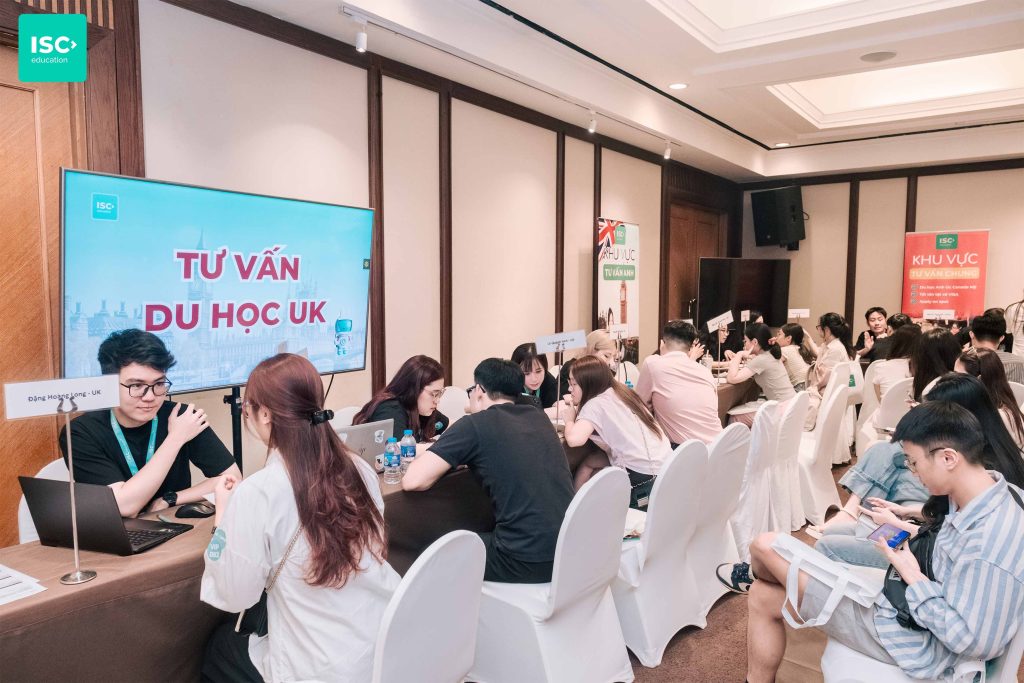 Đo sức nặng hồ sơ - Unlock học bổng của bạn ngay tại triển lãm du học EduUK