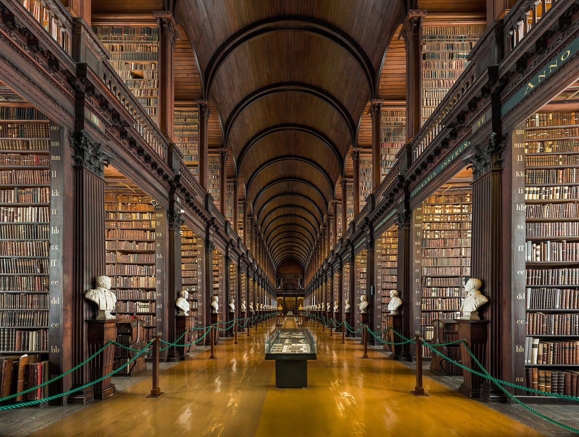 Phòng Long Room, thư viện cổ của Trinity College Dublin