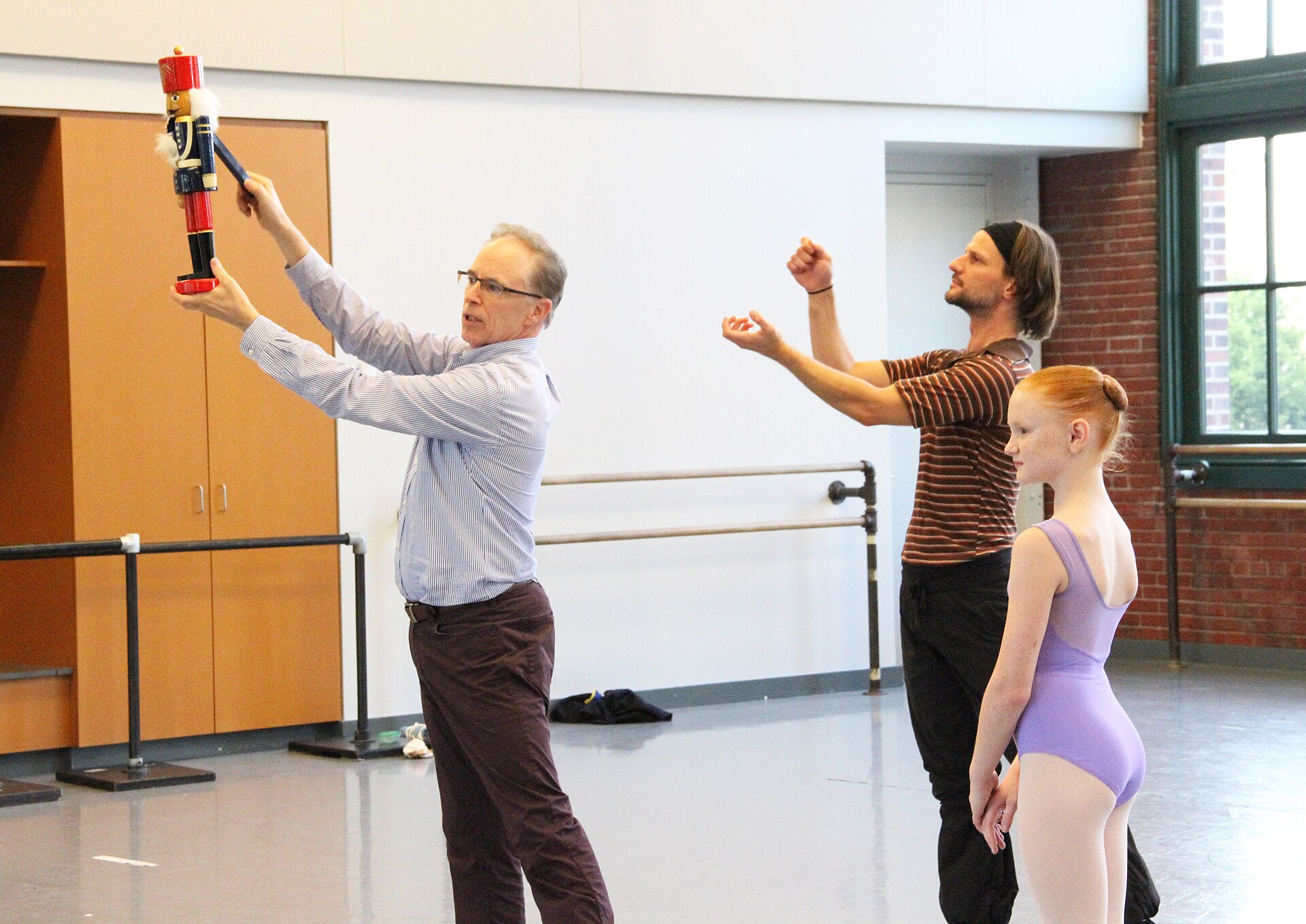 Nghệ sĩ và học viên trong buổi tập múa ballet