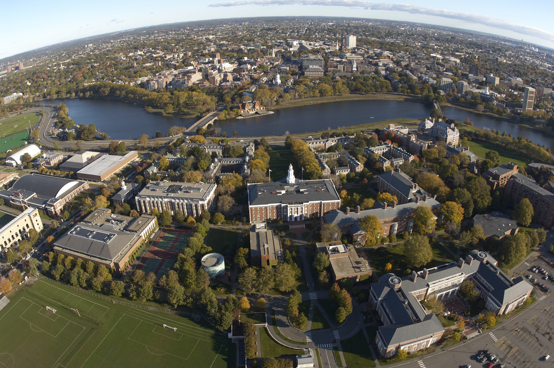Toàn cảnh khuôn viên Harvard Business School – trường dẫn đầu bảng xếp hạng QS 2026 về Kinh doanh và Quản lý