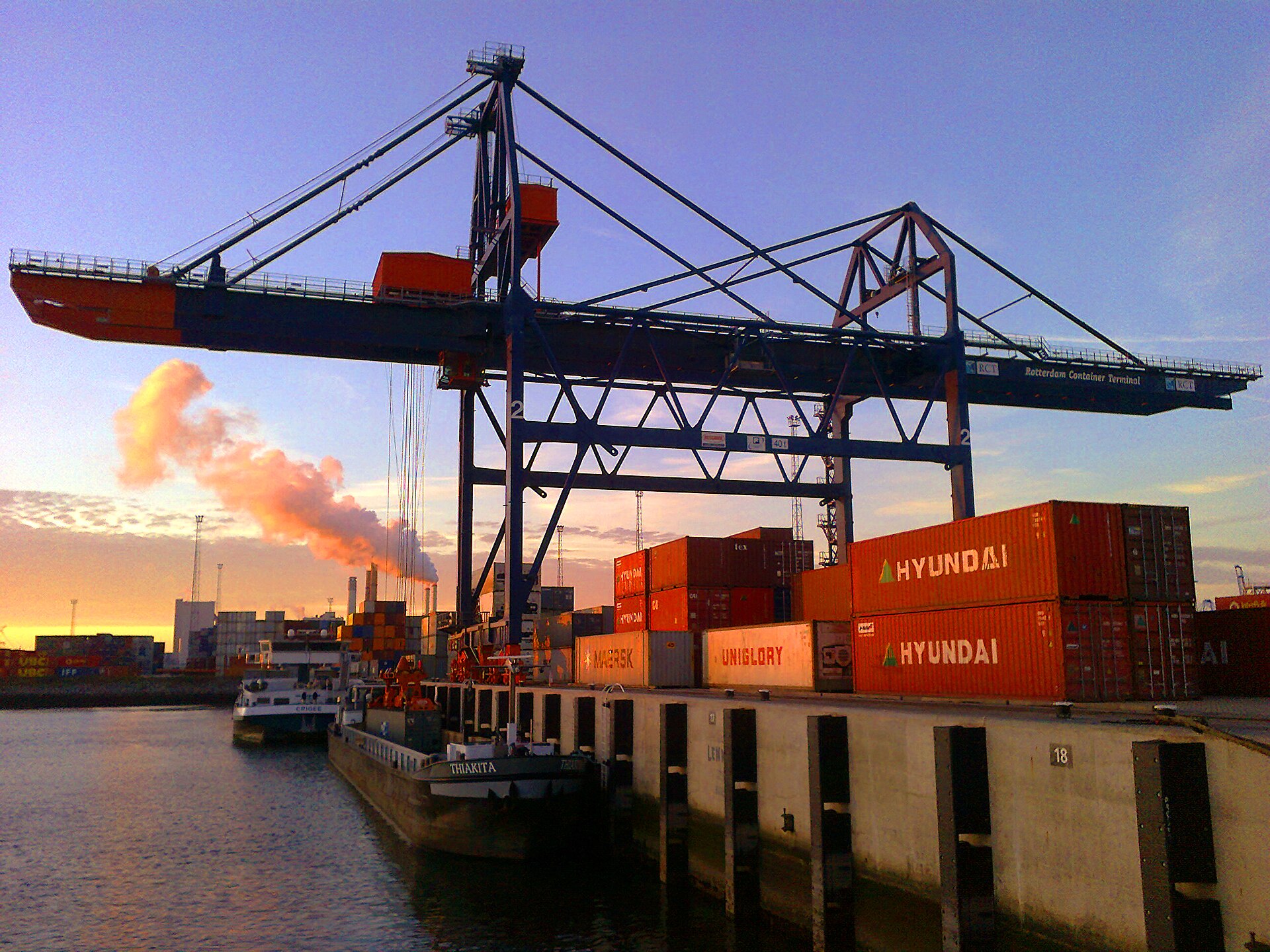 Cảng container Rotterdam lúc hoàng hôn – cửa ngõ thương mại lớn nhất châu Âu