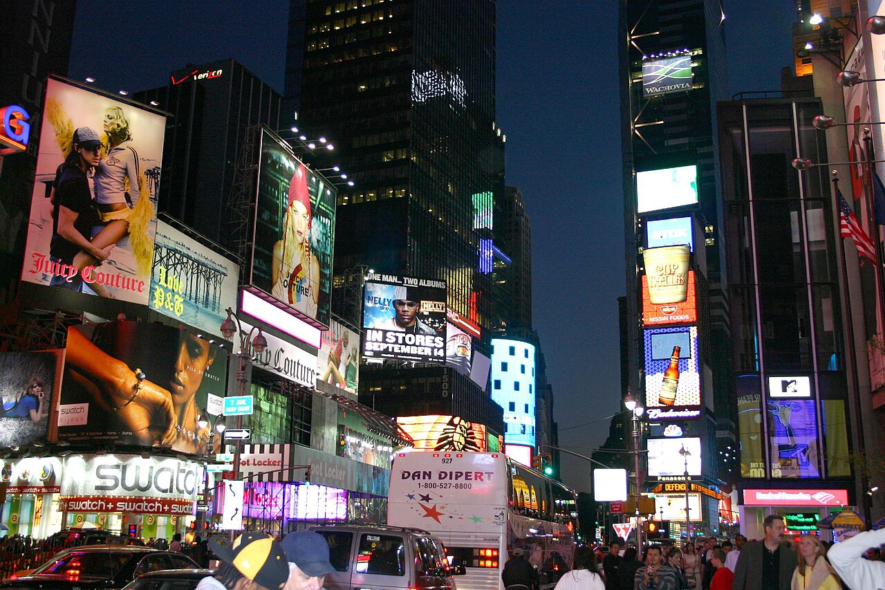 Quảng trường Thời đại (Times Square, New York) về đêm với các biển quảng cáo lớn