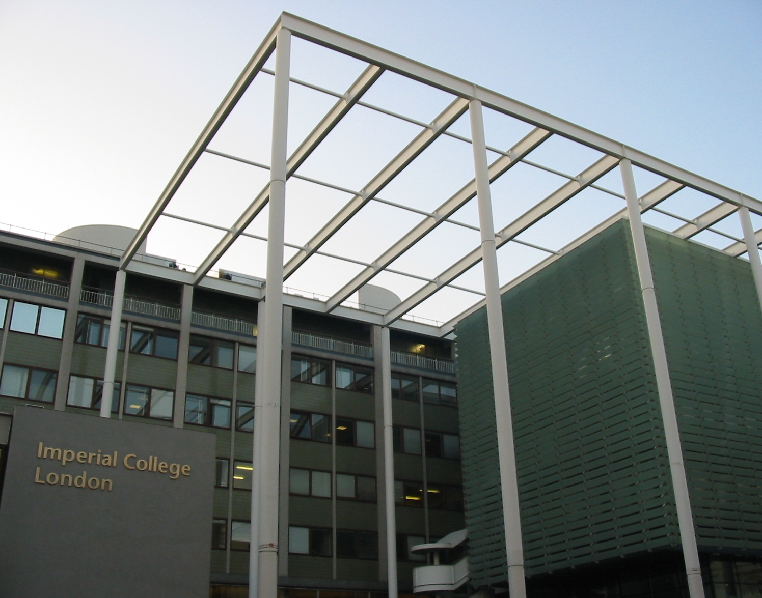 Mặt tiền Imperial College London trên phố Exhibition Road – nơi đặt Imperial College Business School