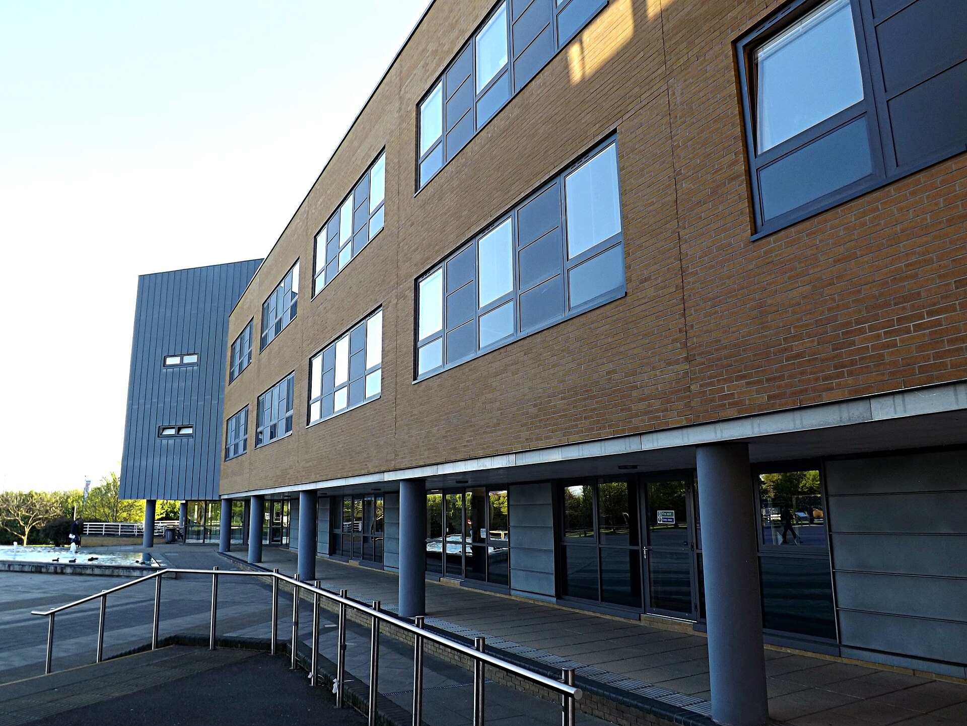 Tòa nhà Management School tại khuôn viên Stag Hill, University of Surrey – nơi đặt School of Hospitality and Tourism Management